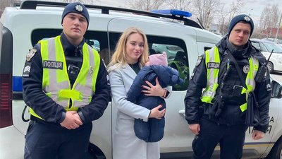 У Києві наркозалежна мати лежала непритомна на землі разом з 8-місячною дитиною