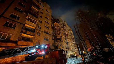 Армія РФ вдарила дронами по багатоповерхівці у Дніпрі: вісім поранених, під завалами перебувають люди