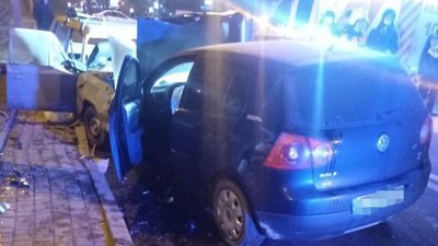 В Івано-Франківську зіткнулися два автомобілі. Травмувалися водій та пасажирка В Івано-Франківську зіткнулися два автомобілі. Травмувалися водій та пасажирка
