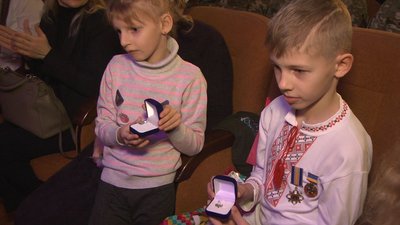 Дітям загиблих миколаївських військовослужбовців вручили обереги “Батьківське серце” Дітям загиблих миколаївських військовослужбовців вручили обереги “Батьківське серце”