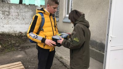 Школяр із Тернополя передав портативну зарядну станцію для ЗСУ Школяр із Тернополя передав портативну зарядну станцію для ЗСУ