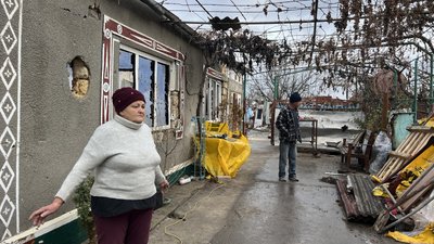 Світлана демонструє свій двір, який був пошкоджений внаслідок обстрілів. Світлана демонструє свій двір, який був пошкоджений внаслідок обстрілів.