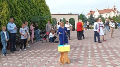 Співають біля церкви: в Тернополі дитячий ансамбль збирає гроші для ЗСУ Співають біля церкви: в Тернополі дитячий ансамбль збирає гроші для ЗСУ