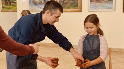 "В атмосфері сонця і тиші» — для дітей, які приїхали в Ужгород, провели уроки гончарства "В атмосфері сонця і тиші» — для дітей, які приїхали в Ужгород, провели уроки гончарства