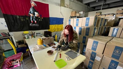 У Миколаєві волонтери станом на березень налагодили виробництво енергетичних батончиків, які передають бійцям під Бахмут. Зберігатися вироби із сухофруктів можуть кілька тижнів. .