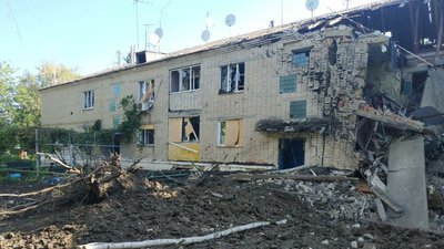Російські військові вдарили ракетою по житловому будинку у селі Одноробівка на Харківщині Російські військові вдарили ракетою по житловому будинку у селі Одноробівка на Харківщині