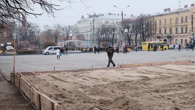 У Чернівцях на Соборній площі встановлюють ковзанку. Як облаштовують різдвяне містечко