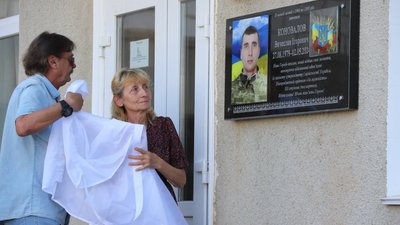 Мати загиблого захисника Вячеслава Коновалова Наталя Петрівна відкриває меморіальну дошку