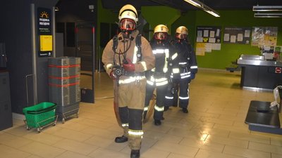 У Чернігові рятувальники провели навчання в торговому центрі «ЦУМ» У Чернігові рятувальники провели навчання в торговому центрі «ЦУМ»