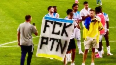 "Університатя Крайова" з плакатом "Fck Ptn" перед грою у кваліфікації ЛЧ з клубом Білорусі