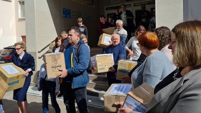 Учні та вчителі житомирського ліцею придбали авто для військових на передову Учні та вчителі житомирського ліцею придбали авто для військових на передову