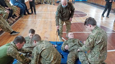 У Кропивницькому кадетів ліцею "Сокіл" вчили надавати першу домедичну допомогу У Кропивницькому кадетів ліцею "Сокіл" вчили надавати першу домедичну допомогу
