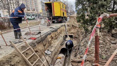 Труба прогнила у трьох місцях: коли у Луцьку ліквідують витік тепломережі на Соборності