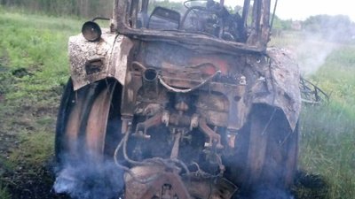 Трактор, у який влучили росіяни в Охримівці Вовчанської громади, 23 травня 2026 року
