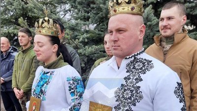 Війна не завада коханню: на передовій побралася пара, яка служить в 10 гірсько-штурмовій бригаді Війна не завада коханню: на передовій побралася пара, яка служить в 10 гірсько-штурмовій бригаді