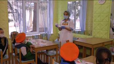 У Сумах до Дня Святого Миколая діти розмальовували будинки з пряників У Сумах до Дня Святого Миколая діти розмальовували будинки з пряників