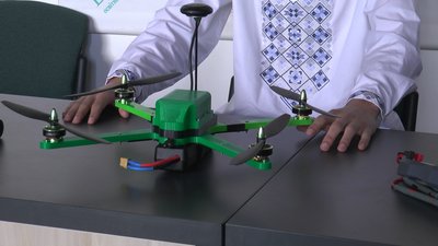 Як троє ліцеїстів та студент Фахового коледжу електронних приладів з Франківська розробили дрон-міношукач Як троє ліцеїстів та студент Фахового коледжу електронних приладів з Франківська розробили дрон-міношукач