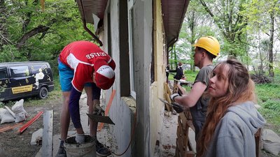 На Львівщині волонтери ремонтують будинок для літніх людей