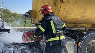 На Івано-Франківщині горіла автоцистерна з соленою водою. Що відомо
