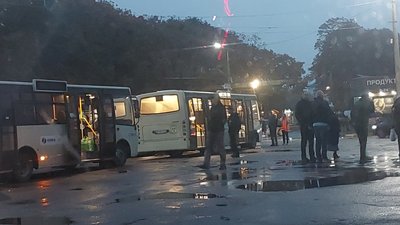 Автобуси, на яких довозили пасажирів потяга "Київ - Суми". 9 жовтня 2025 рік. 