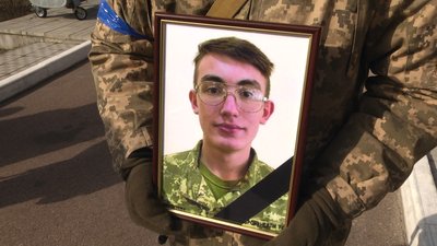 На Житомирщині попрощалися з десантником, який загинув від ракетно-бомбового удару На Житомирщині попрощалися з десантником, який загинув від ракетно-бомбового удару