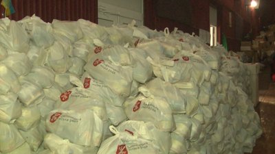 Продуктовий набір на кожну особу люди можуть отримати раз на місяць Продуктовий набір на кожну особу люди можуть отримати раз на місяць