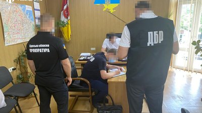 В Одесі посадовець поліції продавав арештовані автівки, які розшукував Інтерпол –ДБР В Одесі посадовець поліції продавав арештовані автівки, які розшукував Інтерпол –ДБР
