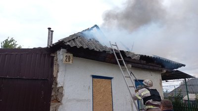 Пожежники-добровольці разом з ДСНС загасили пожежу на Ізюмщині, що сталася після обстрілу