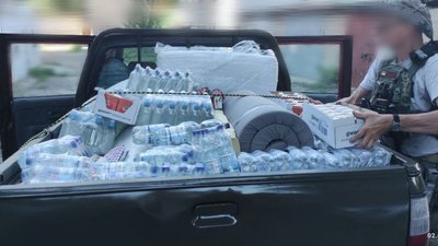 У Харкові волонтери допомагають забити вікна після обстрілів У Харкові волонтери допомагають забити вікна після обстрілів