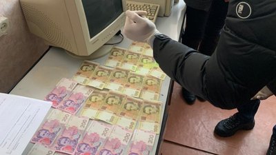 Перший хабар у 2021-му: у Рівному "на гарячому" затримали посадовицю – прокуратура Перший хабар у 2021-му: у Рівному "на гарячому" затримали посадовицю – прокуратура