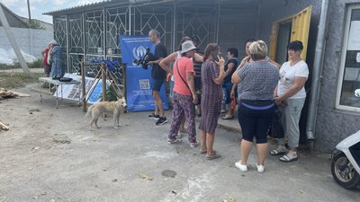 Зруйновані дахи, побиті стіни: як жителі Комишан поблизу Херсона відбудовують житло Зруйновані дахи, побиті стіни: як жителі Комишан поблизу Херсона відбудовують житло