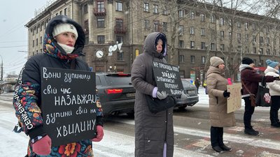 "Наші хлопці — найкращі": у Миколаєві вшанували загиблих воїнів хвилиною мовчання
