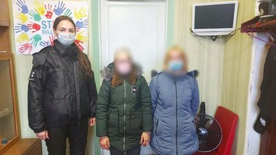 На Херсонщині поліцейські повернули батькам двох дівчат, які втекли з дому