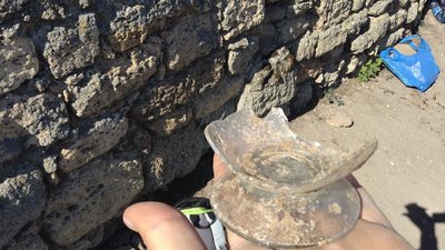 На Одещині знайшли вцілілу скляну пляшку 18 століття На Одещині знайшли вцілілу скляну пляшку 18 століття
