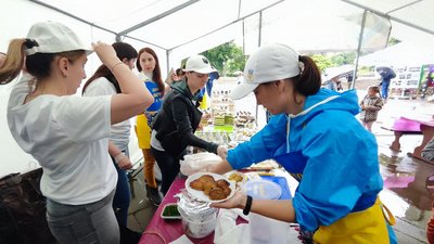 Польова кухня, вироби майстрів, речі з фронту: у Луцьку – благодійний ярмарок на підтримку ЗСУ Польова кухня, вироби майстрів, речі з фронту: у Луцьку – благодійний ярмарок на підтримку ЗСУ