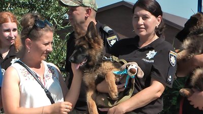 Запорізька родина подарувала поліцейським двох собак