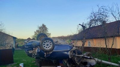 В'їхав в огорожу та перекинувся – на Буковині у ДТП загинув водій
