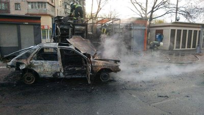 В Одесі після ДТП спалахнула автівка та МАФ: 3 людей ушпиталили В Одесі після ДТП спалахнула автівка та МАФ: 3 людей ушпиталили