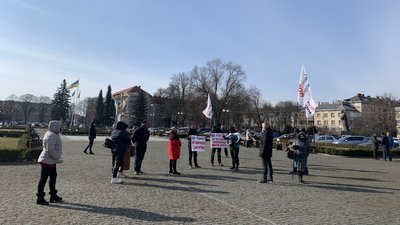 Закарпатські підприємці мітингують біля будівлі ОДА (ФОТО)