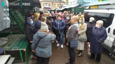 Торговці з центрального ринку Рівного вимагають дозволу відновити роботу