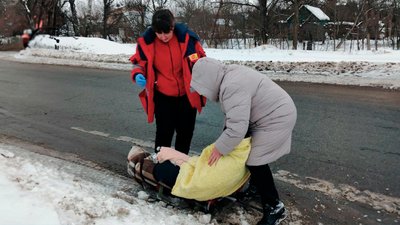 Пацієнтку везуть на санчатах на Чернігівщині