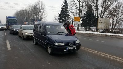 Слухають лекції та міряють температуру. Як на блокпостах працюють прикарпатські студенти