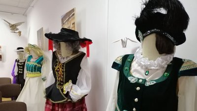Жителька Тернопільщини колекціонує костюми різних епох Жителька Тернопільщини колекціонує костюми різних епох