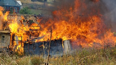 Обстріли Чернігівщини: після атаки загорілися будинок і господарча споруда у Менській ТГ