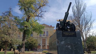 Херсон, Херсонський обласний краєзнавчий музей, пам'ятник, гармата, 122-мм гаубиця М-30
