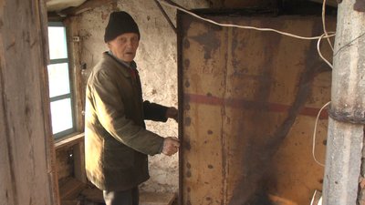 85-тирічний Геннадій Деревіцький — єдиний мешканець вулиці. Чоловік показує власноруч змайстровану сушарню. 85-тирічний Геннадій Деревіцький — єдиний мешканець вулиці. Чоловік показує власноруч змайстровану сушарню.