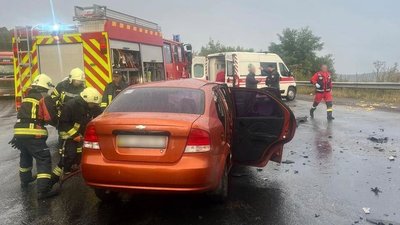На Закарпатті легковик зіткнувся з двома вантажівками: загинув пасажир