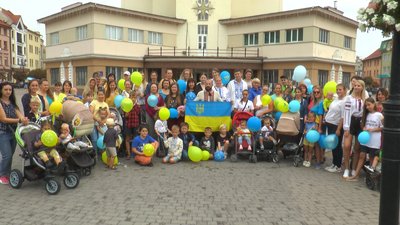 У середмісті Івано-Франківська переселенці утворили "живий" тризуб У середмісті Івано-Франківська переселенці утворили "живий" тризуб