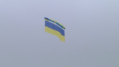 На Херсонщині на КПВВ "Каланчак" у небо підняли 20-метровий прапор України На Херсонщині на КПВВ "Каланчак" у небо підняли 20-метровий прапор України
