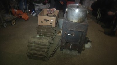 "Привозимо воду та їжу, а звідси евакуюємо людей". Як жителі Бахмута отримують допомогу у пунктах незламності "Привозимо воду та їжу, а звідси евакуюємо людей". Як жителі Бахмута отримують допомогу у пунктах незламності